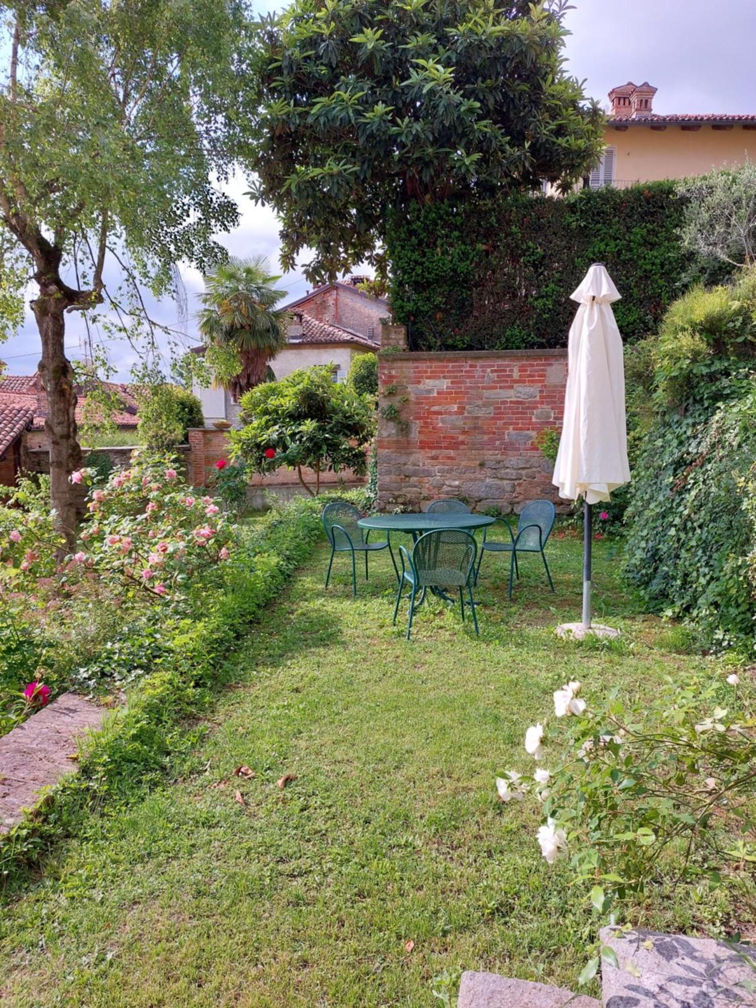 Il Giardino Di Olivia Apartment Guarene Luaran gambar